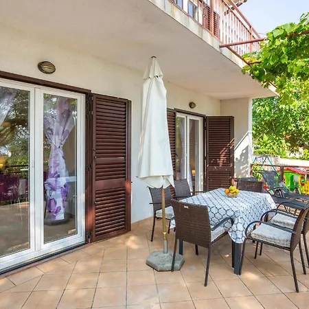 2 Bedroom Lovely In Apartamento Pinezići
