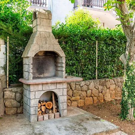 2 Bedroom Lovely In Apartamento Pinezići